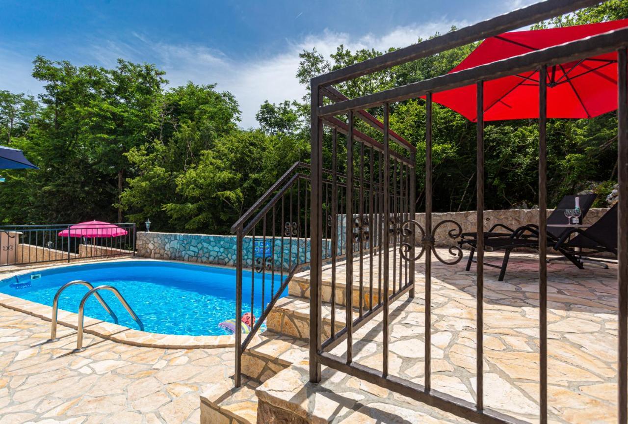 Apartment With A Private Swimming Pool, Garden & Bbq Gostinjac Bagian luar foto
