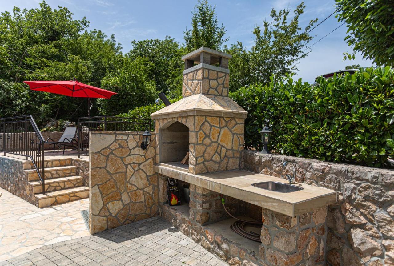 Apartment With A Private Swimming Pool, Garden & Bbq Gostinjac Bagian luar foto