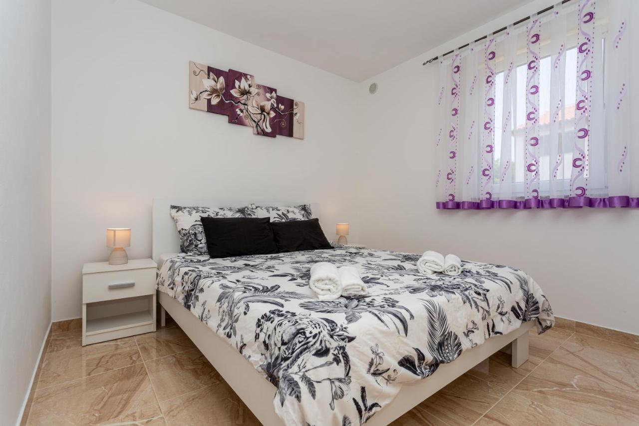 Apartment With A Private Swimming Pool, Garden & Bbq Gostinjac Bagian luar foto