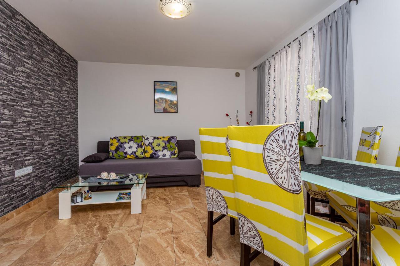 Apartment With A Private Swimming Pool, Garden & Bbq Gostinjac Bagian luar foto