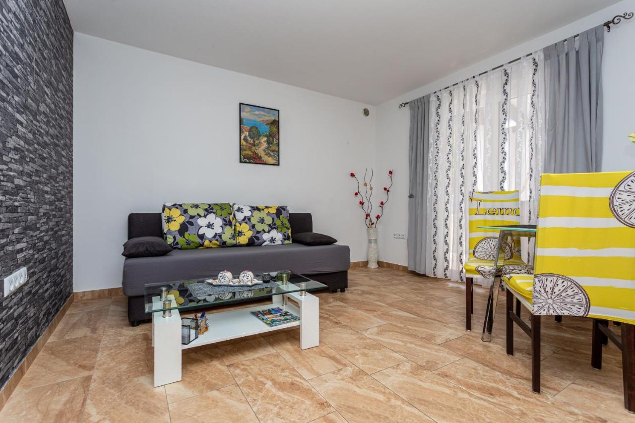 Apartment With A Private Swimming Pool, Garden & Bbq Gostinjac Bagian luar foto
