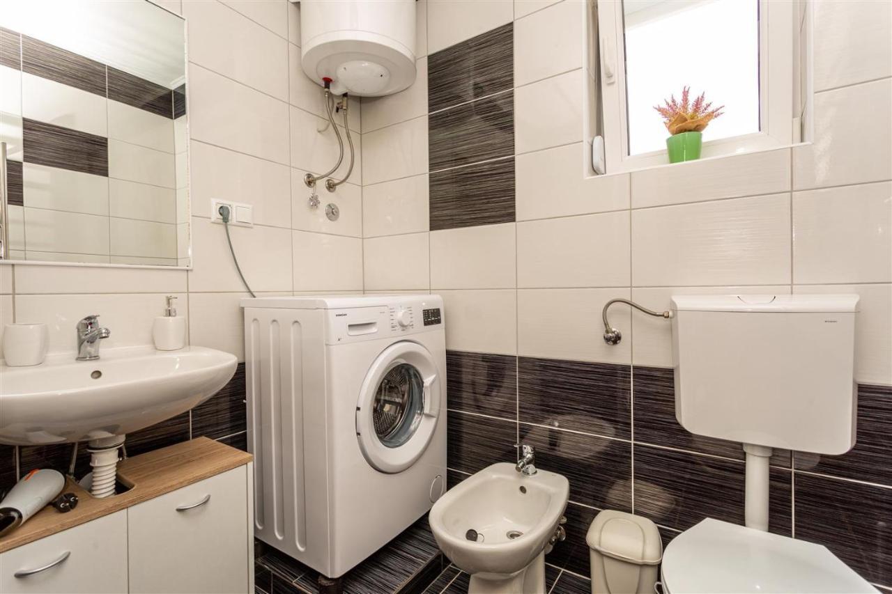 Apartment With A Private Swimming Pool, Garden & Bbq Gostinjac Bagian luar foto