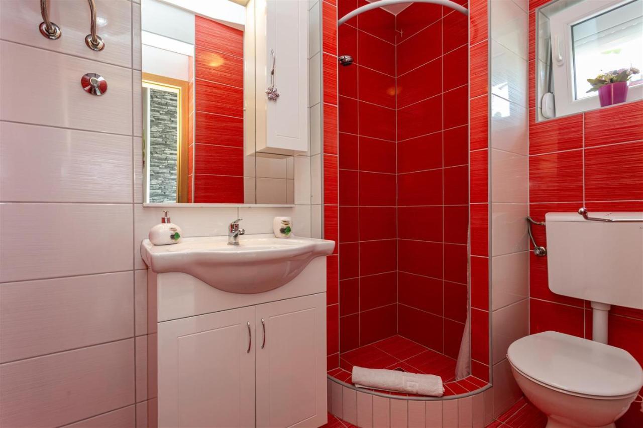 Apartment With A Private Swimming Pool, Garden & Bbq Gostinjac Bagian luar foto
