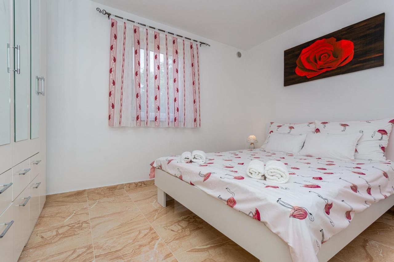 Apartment With A Private Swimming Pool, Garden & Bbq Gostinjac Bagian luar foto