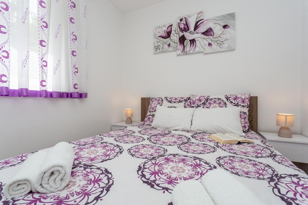 Apartment With A Private Swimming Pool, Garden & Bbq Gostinjac Bagian luar foto