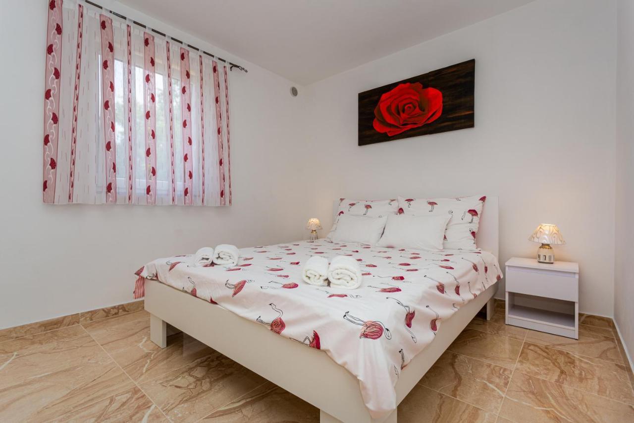 Apartment With A Private Swimming Pool, Garden & Bbq Gostinjac Bagian luar foto