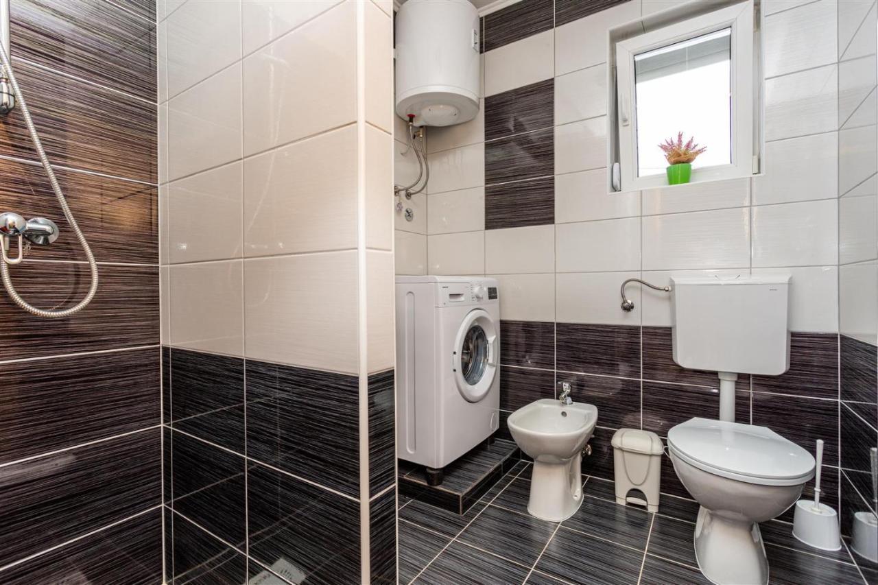 Apartment With A Private Swimming Pool, Garden & Bbq Gostinjac Bagian luar foto